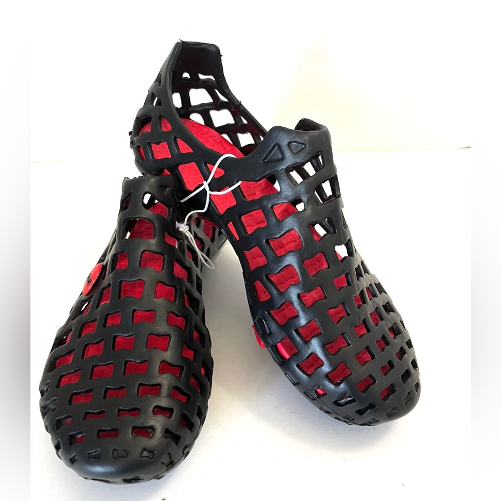 NWT Water Shoes Black Red River Beach Garden Boat Shoe Non Slip Lightweight Sz 7 - Picture 7 of 11